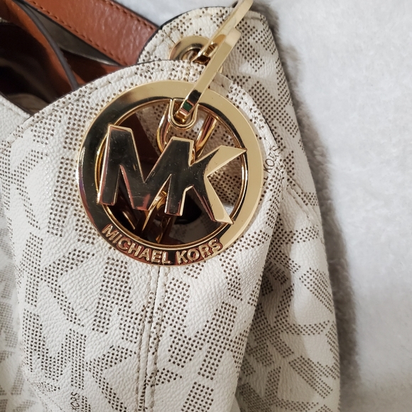 Michael Kors Vanilla Signature Shoulder Bag - Picture 3 of 16